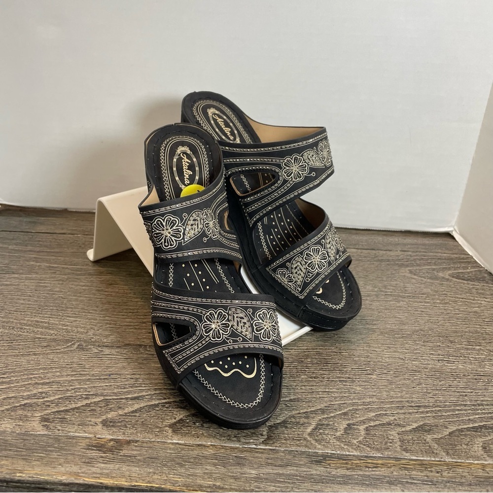 Atalina Wedge Heel Sandal Black Ivory Floral Detail Design Size 9. Pre-owned.